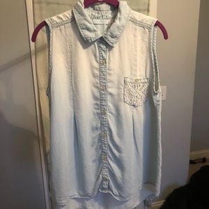 🎁Light wash sleeveless chambray top with lace🎁